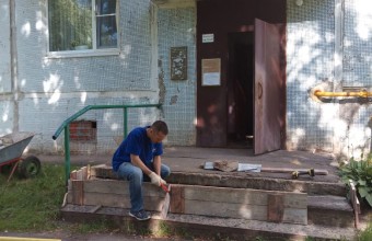 Ремонт крыльца в третьем подъезде дом №15 производится силами УК 