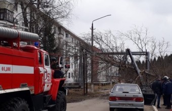 Сильные порывы ветра повредили линию электропередачи в Молодёжном