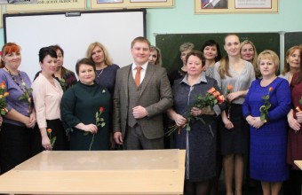 Виктор Юткин поздравил сотрудниц муниципальных учреждений в преддверии Международного женского дня