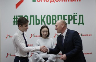 Жителям Молодёжного Антону Акимову и Полине Новак торжественно вручены паспорта