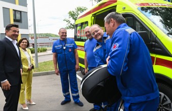 Губернатор передал аппарат непрямого массажа сердца Химкинской подстанции скорой помощи
