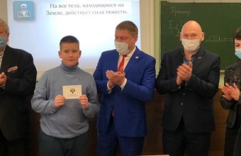 Виктор Юткин вручил удостоверения о присвоении спортивного разряда по радиоспорту школьникам
