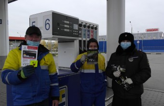 Сотрудники Госавтоинспекции провели беседу с посетителями автозаправочных станций 1
