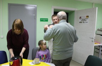 Участникам программы «Активное долголетие» в Молодёжном вручили футболки