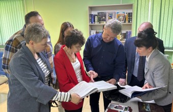 Олег Рожнов передал в библиотеку Молодёжного книги из своей коллекции.