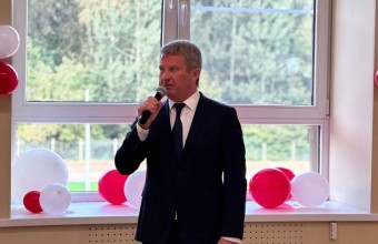 Олег Рожнов, в День знаний, посетил в городском округе Молодёжный школу, где завершился капитальный ремонт.