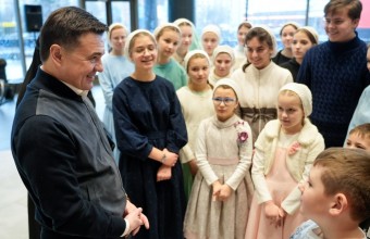 Андрей Воробьев поздравил с наступающим Новым годом детей участников СВО