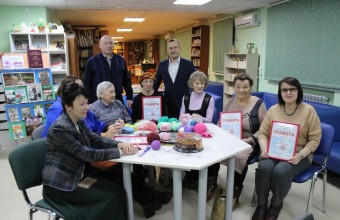 Участники клуба «Активное долголетие» городского округа Молодёжный кружка по вязанию «В кругу друзей» приняли активное участие в акции «Бабушкина забота»