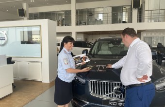 Сотрудники Госавтоинспекции посетили автосалон 