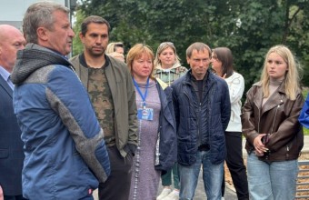 Олег Рожнов вместе с заместителем главы городского округа Молодёжный Любовью Тарасовой, председателем Совета депутатов Сергеем Бочкарёвым, участниками проекта «ПолитСтарт» Юлией Швец и Златой Романтеевой, депутатом Совета депутатов Викторией Олейниковой и