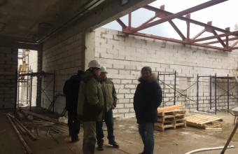 Олег Рожнов с контрольным мероприятием посетил стройплощадку Дома культуры в Молодежном
