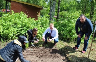 В День защиты детей в Молодёжном высадили овощи
