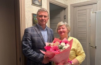 Заместитель Председателя Мособлдумы, член фракции «Единая Россия» Олег Рожнов поздравил мать участника СВО в Молодежном