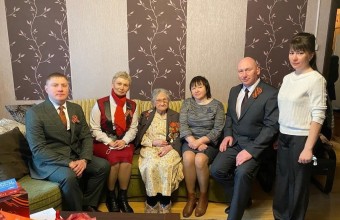 Виктор Юткин совместно с депутатами поздравили ветерана Великой Отечественной войны Веру Книр