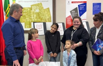 В городском округе Молодёжный Олег Рожнов совместно с участниками проекта «ПолитСтарт» Юлией Швец и Златой Романтеевой, депутатом Совета депутатов Викторией Олейниковой в рамках акции «Собери ребёнка в школу» оказали помощь многодетной семье.