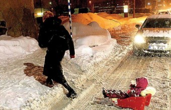 Мамам и папам, дедушкам и бабушкам, сажая ребёнка на санки, следует помнить об основных правилах безопасности