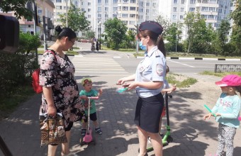 Сотрудники Госавтоинспекции в дворовых территориях провели пропагандистскую акцию «Безопасный двор»