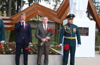 Депутат Московской областной Думы Олег Рожнов поздравил жителей Молодёжного с Днём Победы