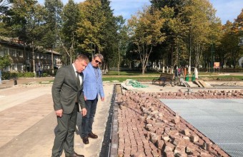 Возле ДК в Молодёжном перекладывают брусчатку