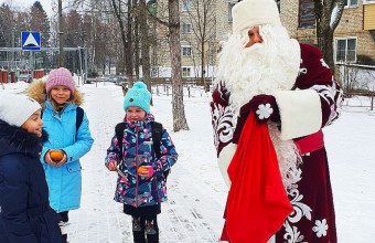Роман Кузьменко примерил костюм Деда Мороза