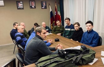 Металлоискатель подарил поисковикам глава Молодёжного Виктор Юткин
