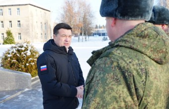 Андрей Воробьев возложил цветы к памятнику десантникам в Наро-Фоминске