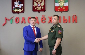 Глава Виктор Юткин представил жителям нового командира части