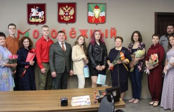 Глава Молодёжного Виктор Юткин поздравил медалистов-выпускников местной школы