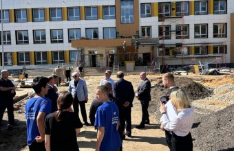 Олег Рожнов совместно с депутатом Государственной Думы ОтариАршбой, депутатом Московской областной Думы Александром Барановым, главой городского округа Молодежный Андреем Михайловым и жителями осмотрели школу, где завершается капитальный ремонт в рамках п