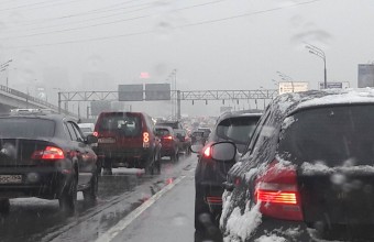 Автомобилистов Подмосковья призывают не выезжать на дороги в сильный снегопад