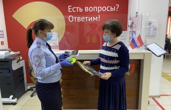 Госавтоинспекция проводит  профилактические мероприятия с посетителями МФЦ