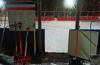  Спортсмены и депутаты приняли участие в подготовке катка