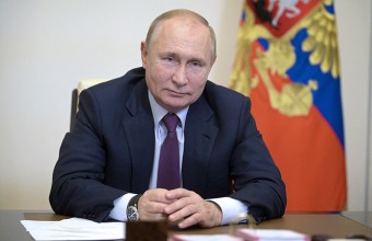 Владимир Путин в режиме видеоконференции принимает участие в церемонии подъёма военно-морского флага на кораблях, поступающих в состав ВМФ, и спуска на воду атомного подводного крейсера «Император Александр III»